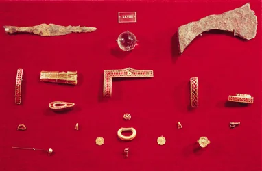 Selezione di gioielli e armi dal Tesoro di Childeric (oro e granato)